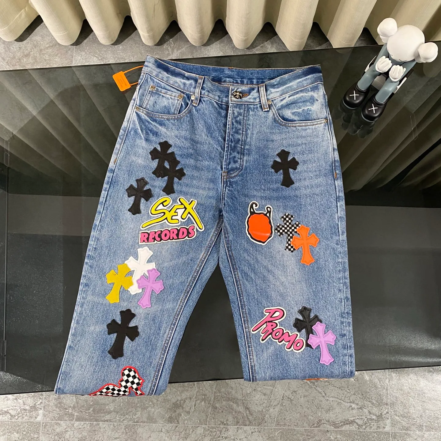 P320 CH Chromehearts blue graffiti cross patchwork leather heavy-duty cow king jeans, cabinet price 34W level, patchwork cross pattern embellishment, washed jeans! ! An absolutely high-end luxury product, a 1.9W-level god-level single product, a super popular product, made by top heavy industry, a magic weapon that cannot be missed! [About Zangyin] This is an extremely luxurious fashion brand that can also be called the aristocracy of the high street. It has always been an exclusive brand for some hipsters or rich second generations. Compared with ordinary high streets, it is more luxurious and noble. Compared with luxury brands, it is more fashionable and individual. It has always been a brand that I have a special liking for. [Top heavy industry fashion design] Consistently high-street luxury style. Speaking of this style, the Zangyin family and GU family are definitely the leading representative brands. Especially the Zangyin family has really achieved a state-of-the-art effect in creating high-street style. The unique washed material is used to create this style. The color system is already quite eye-catching. After it is decorated with patchwork cross flowers, it cleverly highlights the charm of the brand. Secondly, this style uses classic The high-waist cutting design highlights the long legs and fashionable temperament of the upper body. The brand is highly recognizable and the slim fit configuration is more suitable for daily wear. It is a product that interprets personality, fashion, and specifications at a glance. This single product is enough to make any fan excited. It can be a white T-shirt for a youthful college style, or a tight suspender for a royal style. It has strong matching ability and can be easily controlled by men.  [Materials and craftsmanship] Needless to say, this point goes without saying. As an excellent craftsman brand, Zangyin’s requirements for details and craftsmanship are really perfect. The washed color of this model has gone through so many processes, not to mention the embellishment of denim appliques. It is also purely hand-made and sewn. Just like what they believe in, only hand-made things have soul and have the meaning of wear. A top-notch heavy-duty fashionable denim item, I look forward to your perfect interpretation! !  Color: blue Size: 28-36